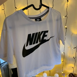 Nike topp strl XS.  - Magtröja från Nike. Ny pris 299kr.