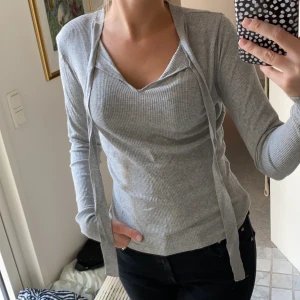 Långärmad tröja Mango - Jätteskön långärmad tröja från Mango! Aldrig använd. Pris kan diskuteras och frakt tillkommer 💕