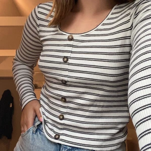 Långärmad tröja  - Randig tröja från primark. Knapparna går ej att öppna. Kunden står för frakt!