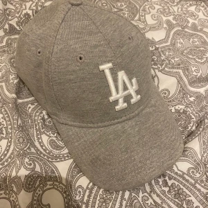 Keps - Grå keps i one size. Använt max två gånger. Kunden står för frakt! Bud i kommentarsfältet 