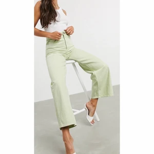 Ljusgröna vida jeans - Helt oanvända extralånga och vida jeans från asos i storlek 26/36. Superfin färg!! Säljs för 250kr eller högsta bud. Frakt 60kr
