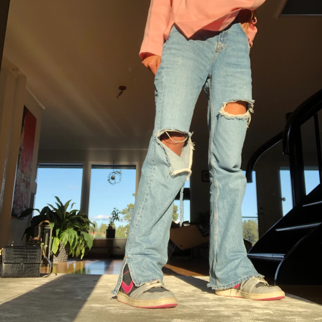 Blåa slitna jeans med slits - 90