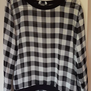 Rutig mesh topp  - Rutig genomskinlig topp från Cubus. Står storlek 164, alltså barn, men jag har storlek S och den är lite för stor för mig. 40 kr 🌸