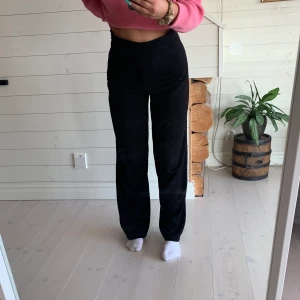 Byxor - Jätte sköna och snygga byxor från bikbok älskar dom men tyvär lite stora på mig🥰 i bra skick och ”raka” men lite tajtare upptill! St 36 nypris 299 kr mitt pris 140 kr och köparen står för frakt🤩