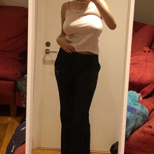 Kostymbyxor - Svarta kostymbyxor från Lindex! Går hela vägen ner på mig som e 177! 