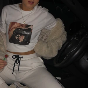 DIOR T-shirt - Inte helt säker på att jag vill sälja denna T-shirten men skriv privat vid intresse ❤️