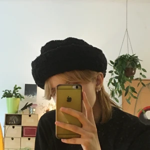 Fluffig svart mössa/hatt!! - Möter helst upp i Sthlm, men kan frakta också. Frakt ingår ej i priset 🐉