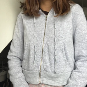 Grå hoodie med dragkedja  - En grå hoodie med dragkedja från brandy melville som är lite kortare i modellen. Storlek onesize (skulle dock säga att den passar XS). 70kr + frakt. 