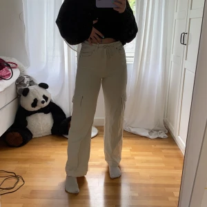 Cargojeans - Snygga byxor från Weekday, inköpta i Köpenhamn. Fint skick förutom två små hål på bägge sidor på ena fickan (kontakta mig för fler bilder). Jag har sprättat upp sömmen längst ner för att de skulle bli lite längre! köpare står för frakt💕