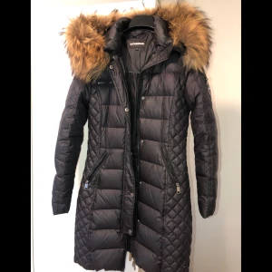  Vinterjacka - En rock and blue vinterjacka med äkta päls som är använd i 1 vinter men ser ut som om den nästan är ny. Kan gå ner i pris vid snabb affär. 