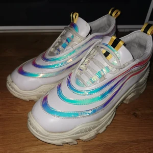 Vita sneakers med reflex - Säljer dessa asfeta skor I storlek 39, brukade vara mina favoritskor innan, skulle säga at skicket är som ett par vanliga secondhand skor, lite smuts men inga större skador :) Säljer de på grund av att de inte längre kommer till användning :( Skriv vid intresse 