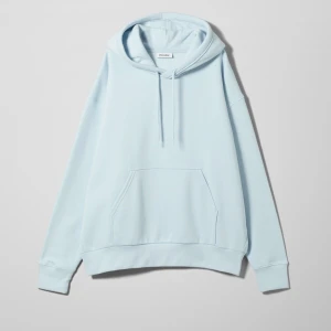Weekday oversized hoodie - Säljer denna skit fina hoodie jag inte får användning av pågrund av att den inte passar min kropp! Super mjukt material och aldrig använd men tvättad en gång efter att jag köpt den! 100kr + frakt 