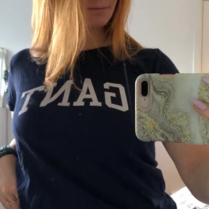 Gant t-shirt - Marinblå Gant t-shirt. Ganska liten i storleken, passar bra på mig som brukar vara en S/M. Skriv gärna för mer information💞