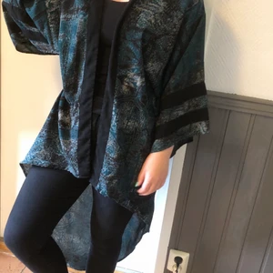 Kimono - Fin kimono i grönt och svart. Priset är inkl. frakt.