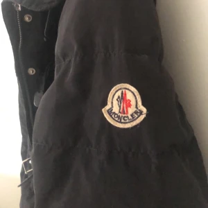 Moncler jacka - Säljer min svarta vinterjacka från Moncler, den är väl använd men fortfarande varm. Den är äkta men det är en gammal modell! 🌸 Frakt ingår inte!! Buda❤️❤️