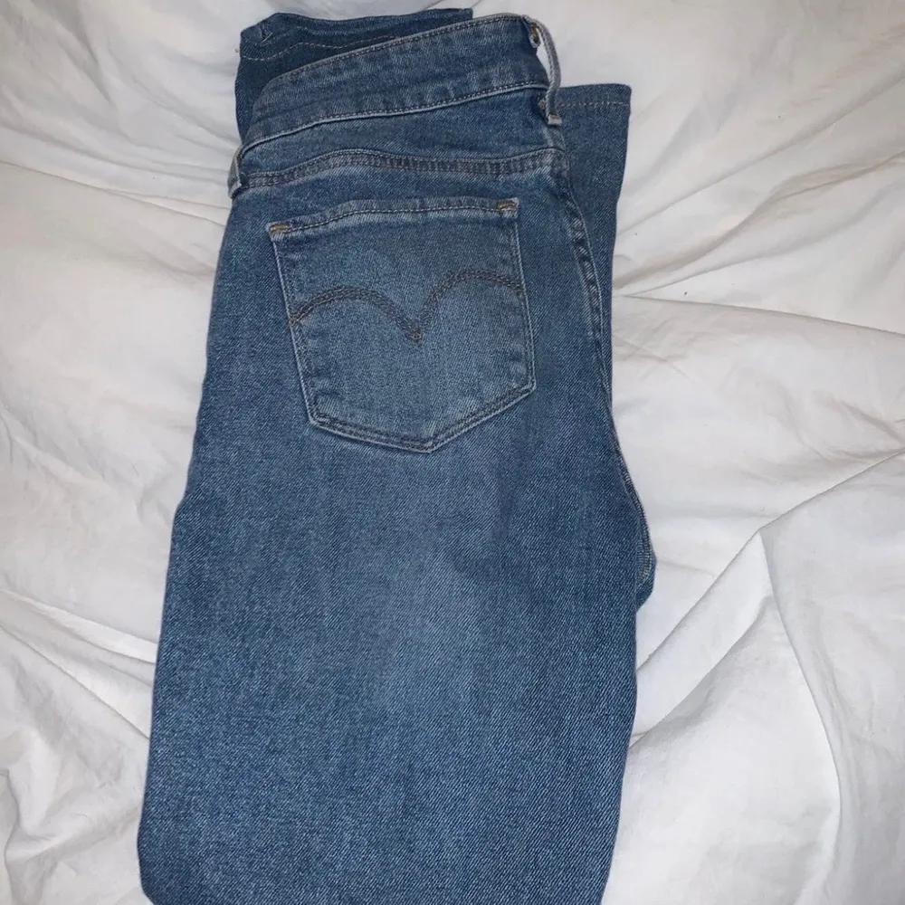 Storlek 25, aldrig använda endast testade💗 Jag har vanligtvis storlek xs-s i byxor, är ca 1.60cm lång och tredje bilden visar hur de sitter på mig. Frakt tillkommer🥰 köptes för 1200kr. Jeans & Byxor.