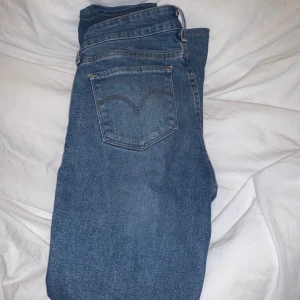 Levis jeans - Storlek 25, aldrig använda endast testade💗 Jag har vanligtvis storlek xs-s i byxor, är ca 1.60cm lång och tredje bilden visar hur de sitter på mig. Frakt tillkommer🥰 köptes för 1200kr