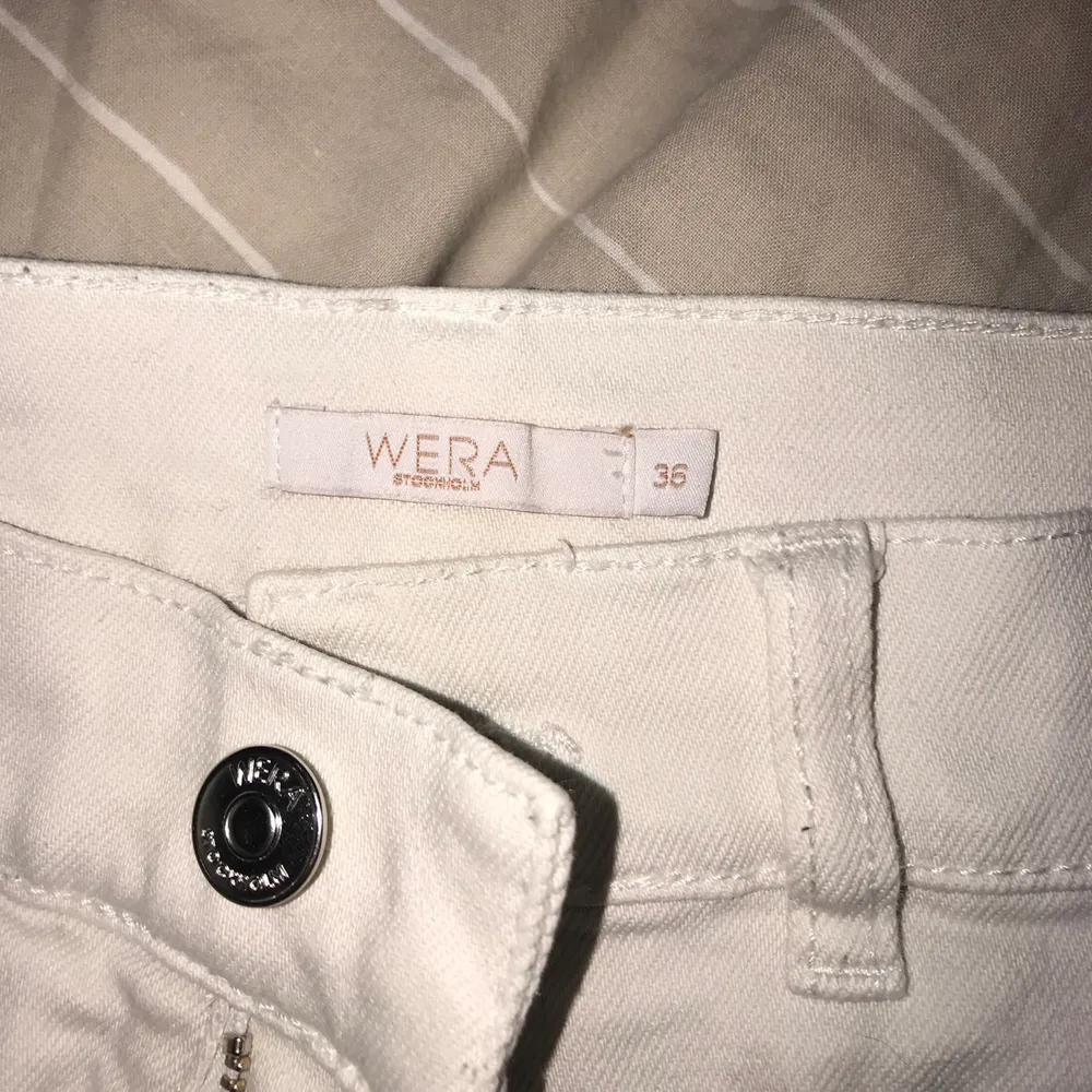 Raka, vita jeans från WERA som inte passar mig längre 🥺 Storlek 36, 140 kr + frakt (org pris 599:- eller 699:-). Jeans & Byxor.