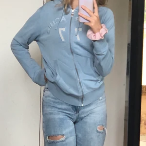 Blå Sail racing sip up hoodie - Jätte fin sail racing hoodie, den är lite oversized. Den är storlek m o jag tror den är man storlek. Jag har haft den ett ganska långt tag och den är också köpt på secondhand därför det låga priset. 