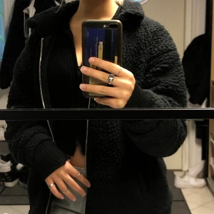 Teddy jacka  - teddy jacka i svart från Zalando i storlek S. bara att fråga om det önskas fler bilder. köparen står för frakt.