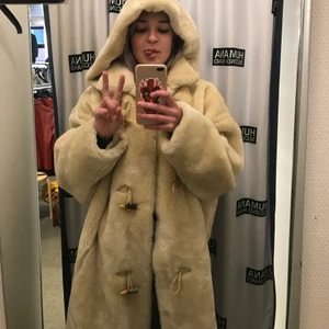 Fake päls - Världens mysigaste och varma fake päls som går ner till knäna med luva. Säljer eller vill byta mot en mörk. 