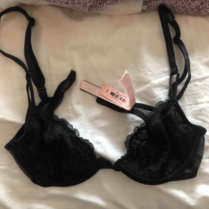  - Helt ny oanvänd bralette från PINK victorias secret, ordinarie pris 499kr men säljer för 200kr pga köpt i fel storlek.