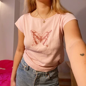 Söt liten topp - En liten rosa t-shirt med fjärilstryck som jag hittat second hand, 90/y2k-vibe! Frakt tillkommer eller så kan jag mötas upp i sthlm :)