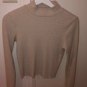 Beige tröja  - Beige tröja från Gina! Väldigt fint skick!