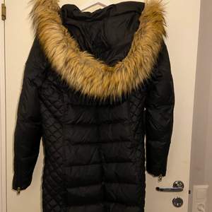 Bara använt jackan i knappt en hel vinter eftersom jag har andra jackor. Den är ganska lång och slutar ungefär mitt på låret. 
