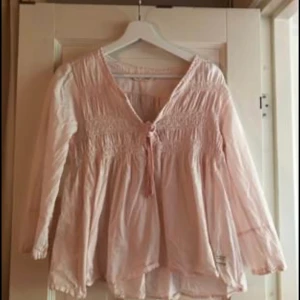 Odd Molly Blusar - Tre jättefina blusar från Odd Molly! Alla i storlek 1 (S). Rosa, blå och svart (med paljetter). 100kr/st två för 150 eller alla tre för 200kr. Kan mötas upp i Fjärås/Skene/Borås eller skickas mot fraktkostnad. 