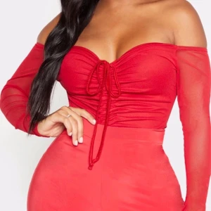 Röd body från Prettylittlething - Heej, säljer denna body från Prettylittlething. Tröjan är superfin och jag har samma själv, men anledningen till att jag säljer denna är pga att jag fick två av samma. Storlek 8 🌸