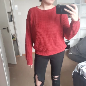 H&M tröja storlek S - Väldigt röd och passar bra när man vill ha lite färg på hösten 😊
