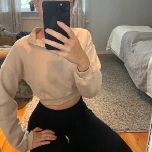 Tröja från Nelly  - Jätteskön kort tröja från Nelly som tyvärr inte kommer till användning 