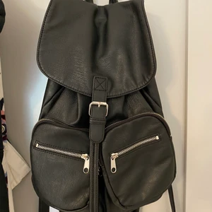 svart ryggsäck - en svart ryggsäck från h&m som jag inte använder längre! 💕💕