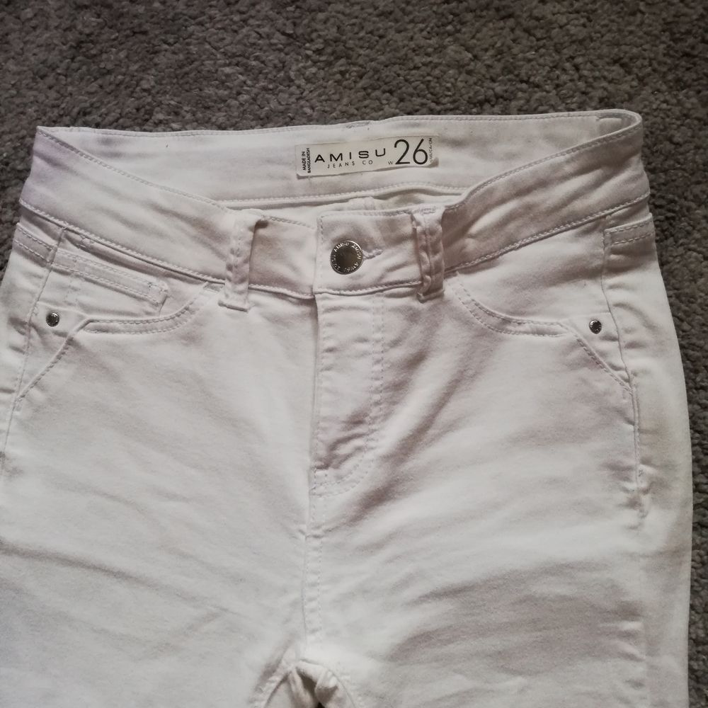 Säljer ett par vita jeans som är köpta för runt 2 år sedan men bara blivit använda ca 1 gång. Säljer då de inte riktigt är i min storlek men annars inga fel på dem! Storlek w26. Osäker på längden men jag är omkring 165 cm och de slutar perfekt där fötterna börjar! Pris är utan frakt. Byte är möjligt! . Jeans & Byxor.