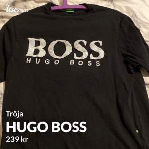 Jätte fin Hugo boss tröja köpte för ca 600kr säljer för 239kr kommer i mycket bra skick, använd inte mer än 2 gånger 