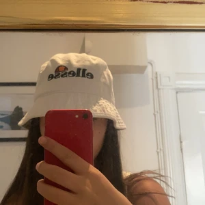 Ellesse BucketHat - Säljer denna as coola Bucket hat/fiskarhatt från ellesse som är köpt från Junkyard för något år sedan. Använd ett fåtal gånger men den är som ny, bra skick. Säljer för att den aldrig har kommit till användning.