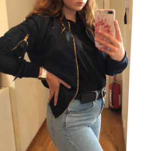 Alpha Industries Bomberjacka  - Marinblå bomberjacka från Alpha Industries i storlek L. Sitter mer som en S-M! Köparen står för frakt 💛