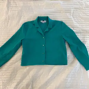 Kortare grön skjorta från Bedford Fair i strl L. Aldrig använd och i fint skick.