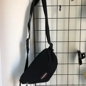 Svart Eastpack fannypack/magväska i mycket fint skick (går att justera hur tajt den sitter i bandet) Väskan har ett stort fack och på baksidan ett litet sidofack! 👛👜🎒