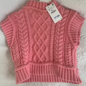 Stickad väst från Zara - Helt ny, stickad väst/tröja från Zara. Aldrig använd. Jättefin att ha över en skjorta eller bara som den är 💕 säljer för runt 280kr inklusive frakt, men kan diskutera pris