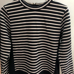 Randig tröja från whistles:) - Marinblå- och vitranding tröja i lite tjockare material, muddarna och sidorna är marinblåa:) den är från märket whistles och jag har aldrig använt den själv men köpte den på secondhand. Dragkedja bak. Köparen står för frakten!