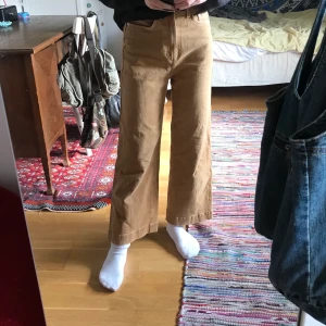 Weekday jeans - Weekday jeans i modellen Veer. Väldigt fint skick bortsett från en pytteliten svart färgfläck på baksidan av benet (skriv för bild) Jättehärlig färg💕