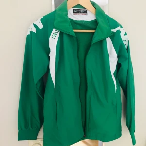 grön KAPPA vindjacka - SÅLD Asfet grön kappa vindjacka! Perfekt till början av hösten nu och våren sen! Köpt secondhand för ett tag sedan men är i nyskick💚 Är i barnstorlek 164 men passar XXS-S och mindre M. Går att styla på massa olika sätt⚡️⚡️