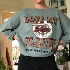 Vintagesweatshirt - En sjukt snygg oversized, vintage sweatshirt med coolt tryck! Använd ca 3-4 ggr. Säljer pga kommer inte till användning längre, och den behöver en ny ägare 🥰 Buda från 200kr inklusive frakt!
