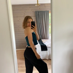 SVARTA RAKA KOSTYMBYXOR - Ett par otroligt sköna kostymbyxor ifrån bikbok! Använda men i gott skick, något stora i storleken🖤 Priset är INTE inklusive frakt men förhandlingsbart, byxorna tvättas självklart innan den skickas!