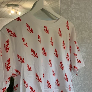 Fila tröja - Helt oanvänd tröja, säljer för den inte används 