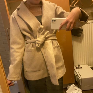 Kappa - Säljer denna kappa, perfekt till hösten. Storlek Xs men oversized