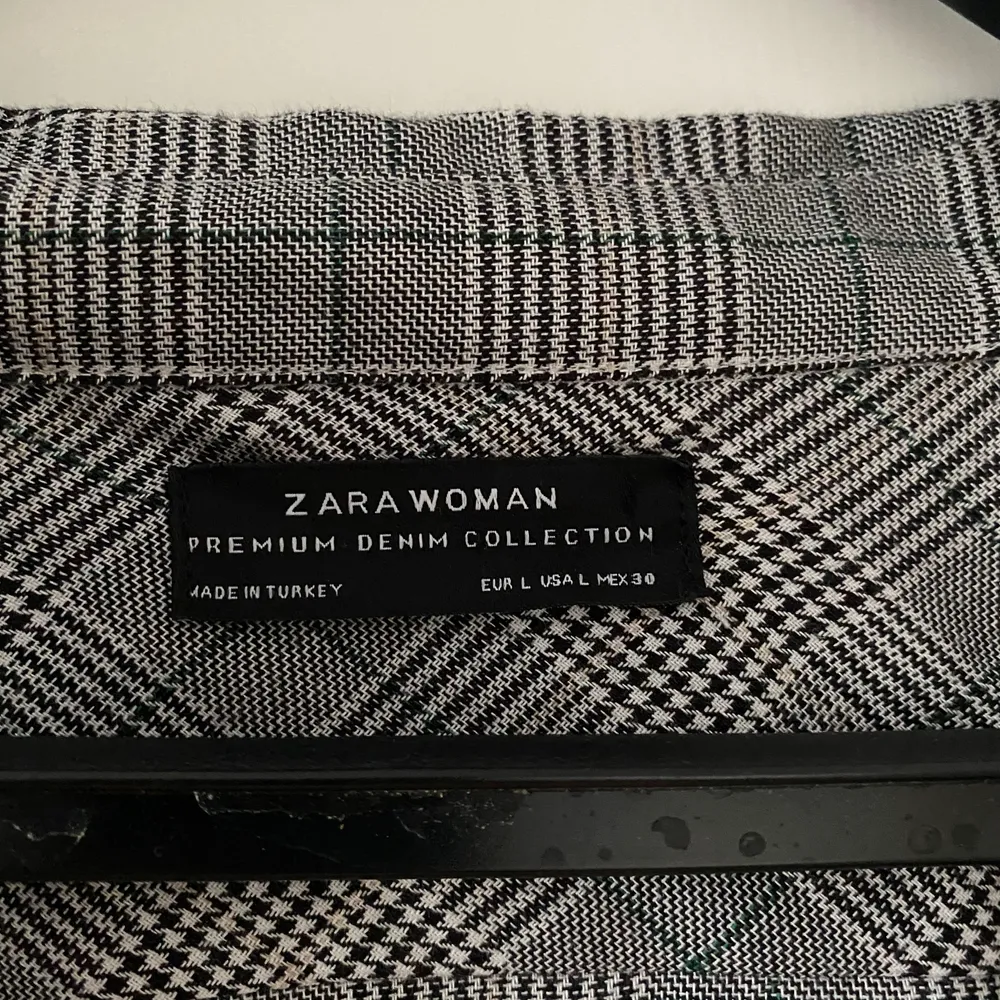 Säljer den här svinsnygga oversized blusen från Zara pga av aldrig använd!🤍🤍🤍 Nypris: 299kr. Blusar.