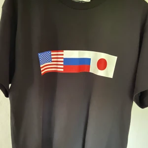 Gosha Rubchinskiy Flag Tshirt - Tshirt från FW18! 10/10 condition använd någon gång. Storlek XL men skulle nog säga en oversized M beror på hur man vill att den ska sitta. Skicka ett bud om priset inte passar! 😁